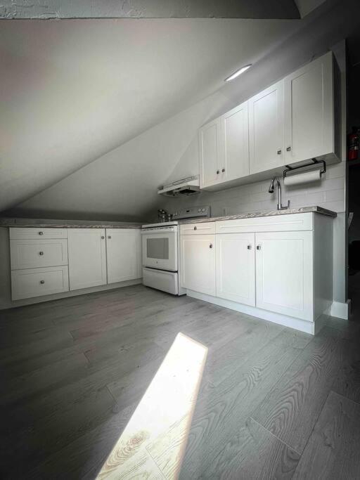 Unique Modern Luxury 2 Bedroom Apartment Rental Chapleau Exteriör bild